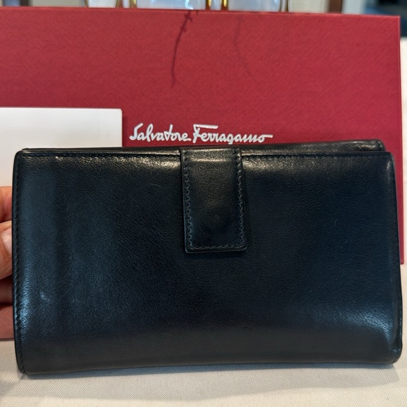 Authentic Salvatore Ferragamo wallet - Picture 3 of 13